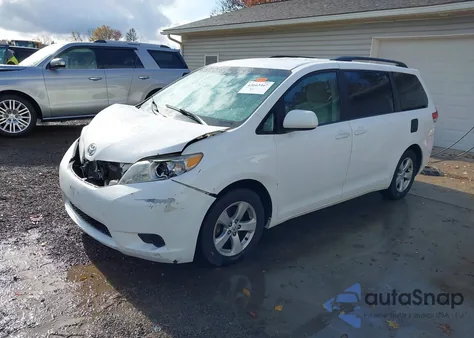 2013 Toyota Sienna Le V6 8 Passenger z USA, uszkodzony, nr VIN 5TDKK3DC0DS344018